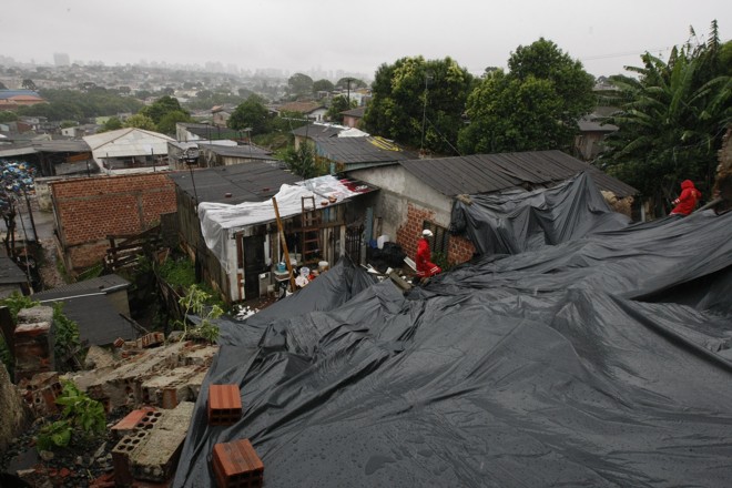 Muro desaba em cima de uma casa apos deslizamento no bairro Parolin, em Curitiba | 