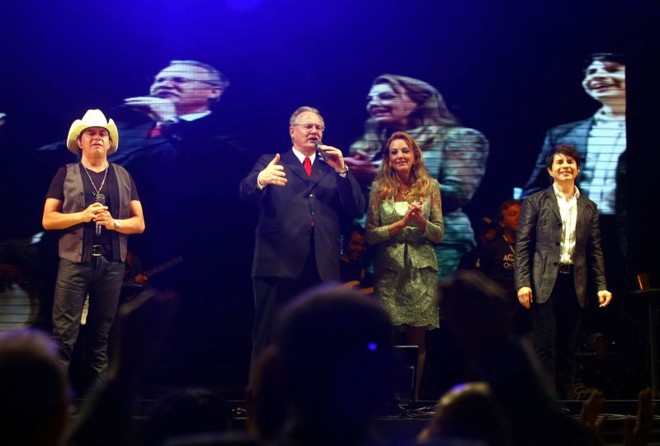 O governador Pessuti e a primeira-dama, Regina, no palco com Chitãozinho e Xororó | 