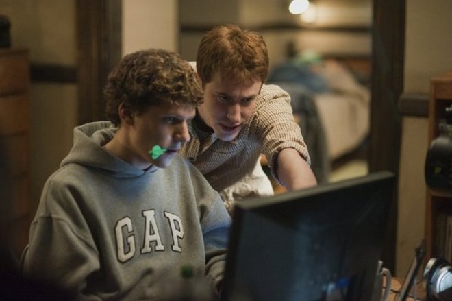 Jesse Eisenberg (sentado), premiado pelo National Board of Review como melhor ator, vive o criador do Facebook, Mark Zucherberg. | 