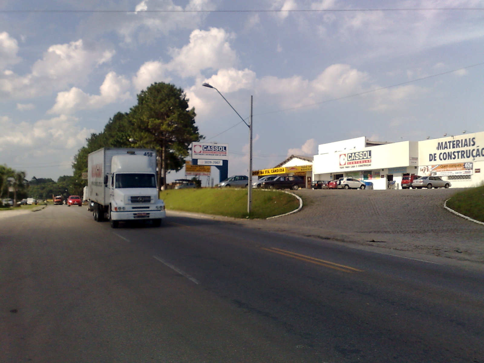 Assalto ocorreu na tarde desta terça-feira na unidade da Cassol que fica no bairro Santa Cândida, em Curitiba | Heliberton Cesca / Gazeta do Povo