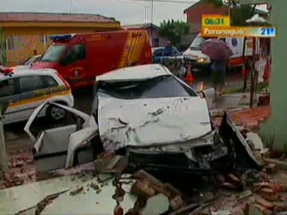 Motorista perde controle e carro invade casa Carro invade casa no Pinheirinho e deixa três pessoas feridas | RPC TV / Reprodução