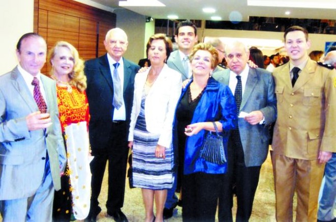 FORMATURA -O médico Saturnino Ribeiro do Nascimento Neto, filho dos amigos Gilda (Braga Cortezzi) e Américo Nascimento, acaba de se formar como primeiro-tenente da Polícia Militar do Paraná, fazendo parte do quadro de profissionais da saúde. Na ocasião, Saturnino (à direita), ladeado pelos pais, pelo irmão, o também médico Américo, por Arlete Richa, Alzir Sabag, Vera e José Lazzarotto |