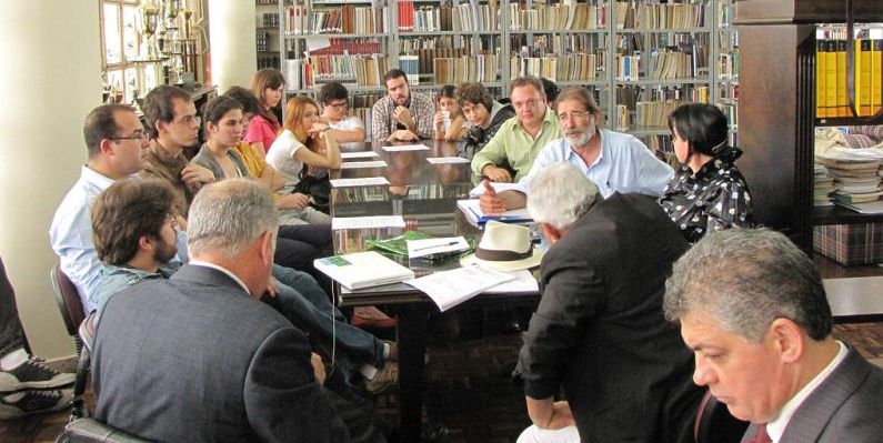 Estudantes se reúnem com parlamentares na Assembleia Legislativa para discutir a transformação do decreto em lei | Divulgação