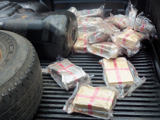 Droga estava escondida sob a lataria de uma caminhonete | Divulgação/PRF