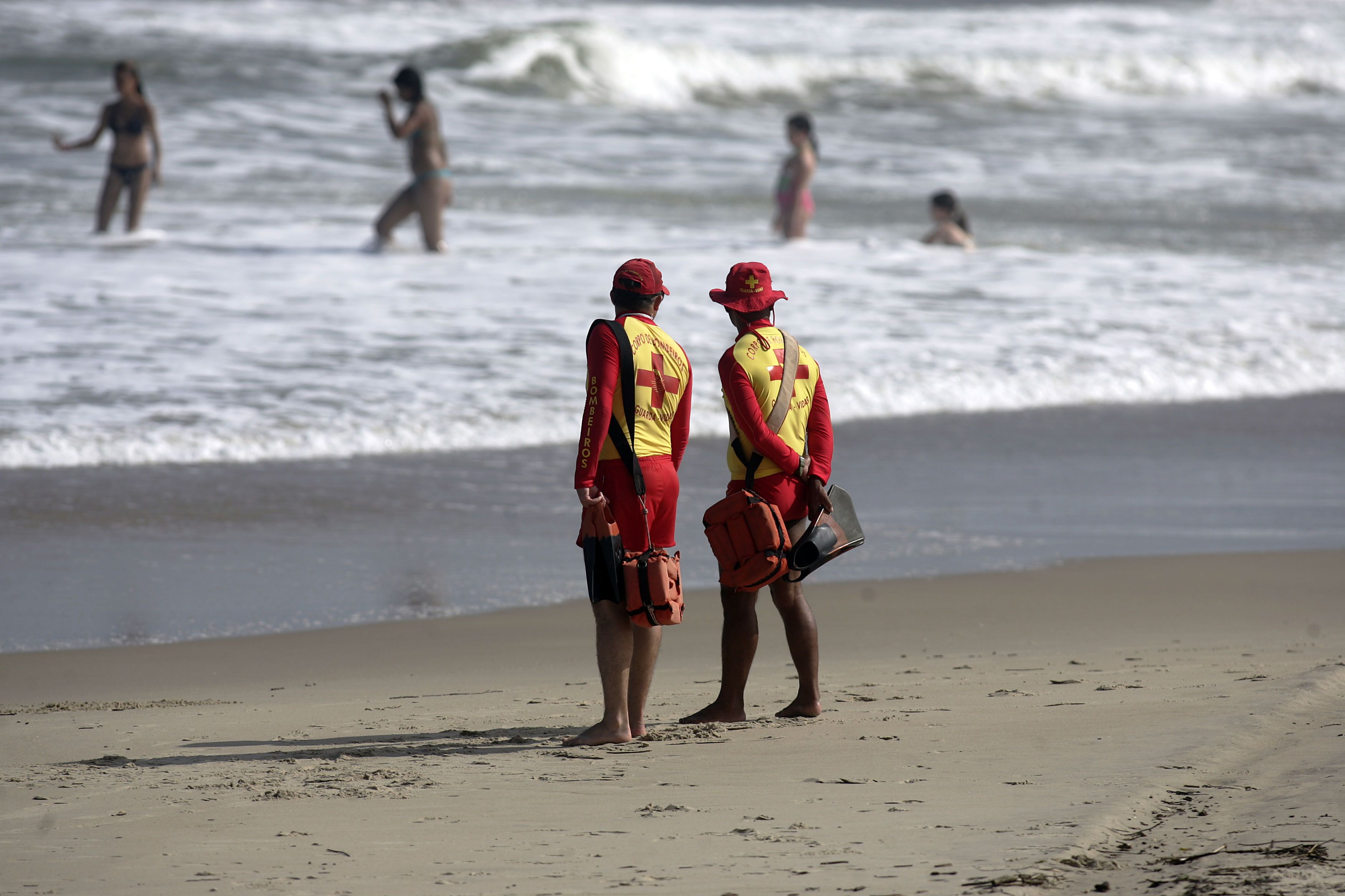 A recomendação é que os banhistas só entrem no mar em locais com supervisão dos guarda-vidas | Hedeson Alves / Agência de Notícias Gazeta do Povo