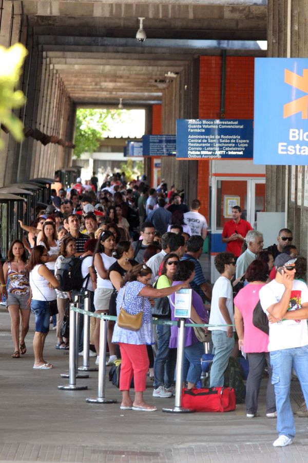 Fila na Rodoferroviária de Curitiba: litoral é o destino preferido | Walter Alves/ Gazeta do Povo