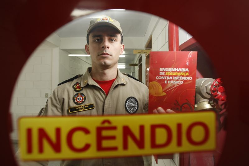 Apresento a legislação e trago exercícios resolvidos para ajudar a esclarecer as dúvidas que os profissionais costumam ter. - Ivan Fernandes, capitão do Corpo de Bombeiros | Daniel Castellano/Gazeta do Povo