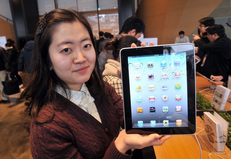 R$ 1.649 é o preço do modelo mais barato de iPad de 16 GB e sem 3G nas lojas brasileiras. O comercialização do tablet começa já na madrugada de sexta-feira | JungYeon-Je/AFP