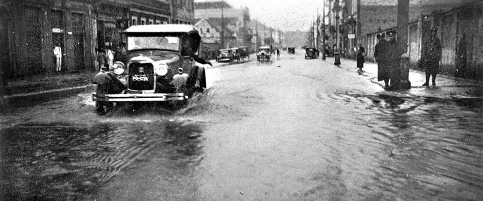 Enchente do Rio do Ivo, na Rua Barão do Rio Branco. Foto de 1934 |