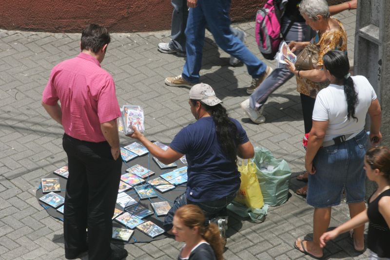DVDs piratas são vendidos livremente no centro de Curitiba: produto é um dos favoritos dos consumidores | Ivonaldo Alexandre/ Gazeta do Povo