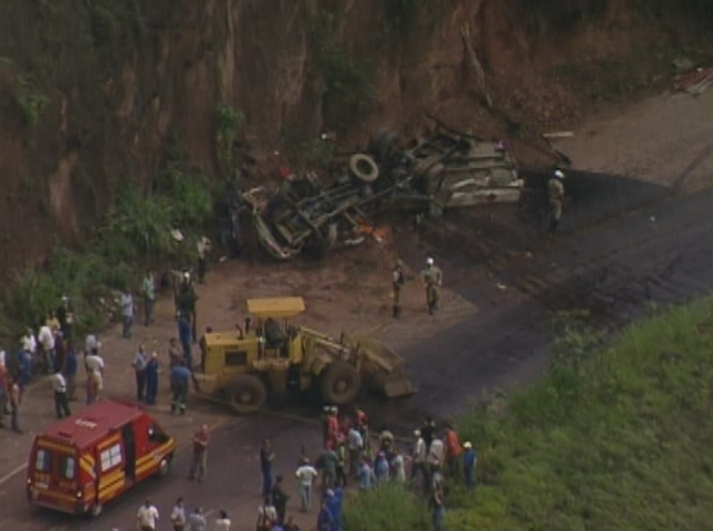 Caminhão-tanque tombou na BR-356 | Foto: Reprodução/ TV Globo