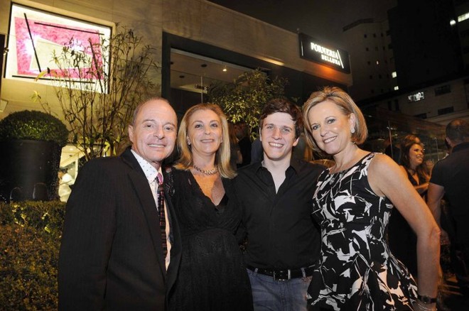 O chef Guile Kaesemodel com sua mãe, Coca Slaviero (ambos à dir.), o artista plástico Carlos Eduardo Zimmermann e a decoradora Ângela Russi na movimentada reinauguração da Forneria Belluna, da qual ele é o novo proprietário, na última quinta-feira. O vitral no alto do canto esquerdo, assinado por Zimmermann, decora a fachada do restaurante | 