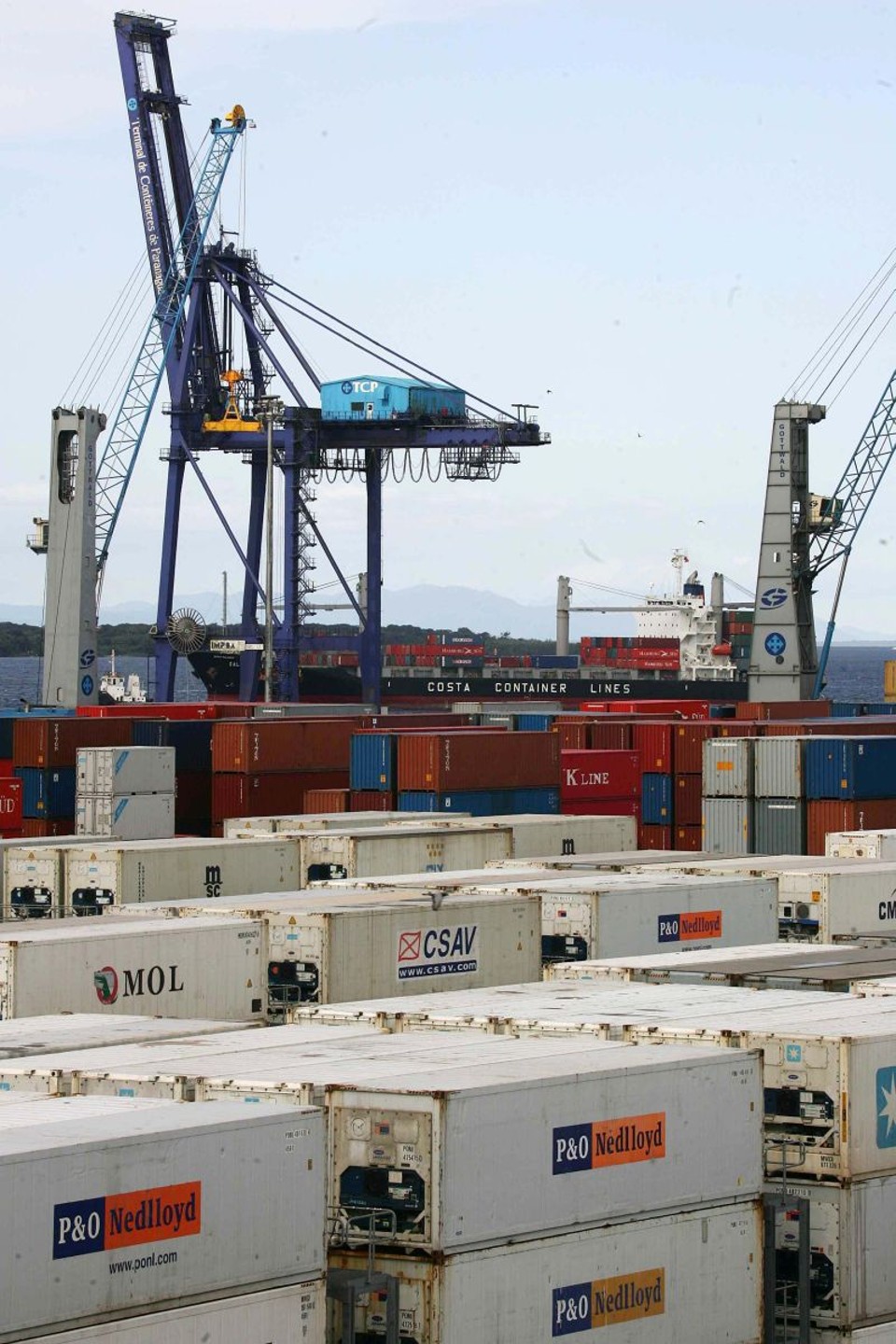 Apoio a exportadores ainda não saiu do papel Movimentação no Porto de Paranaguá: banco de financiamento à exportação espera medida provisória para ser criado | Daniel Castellano/Gazeta do Povo