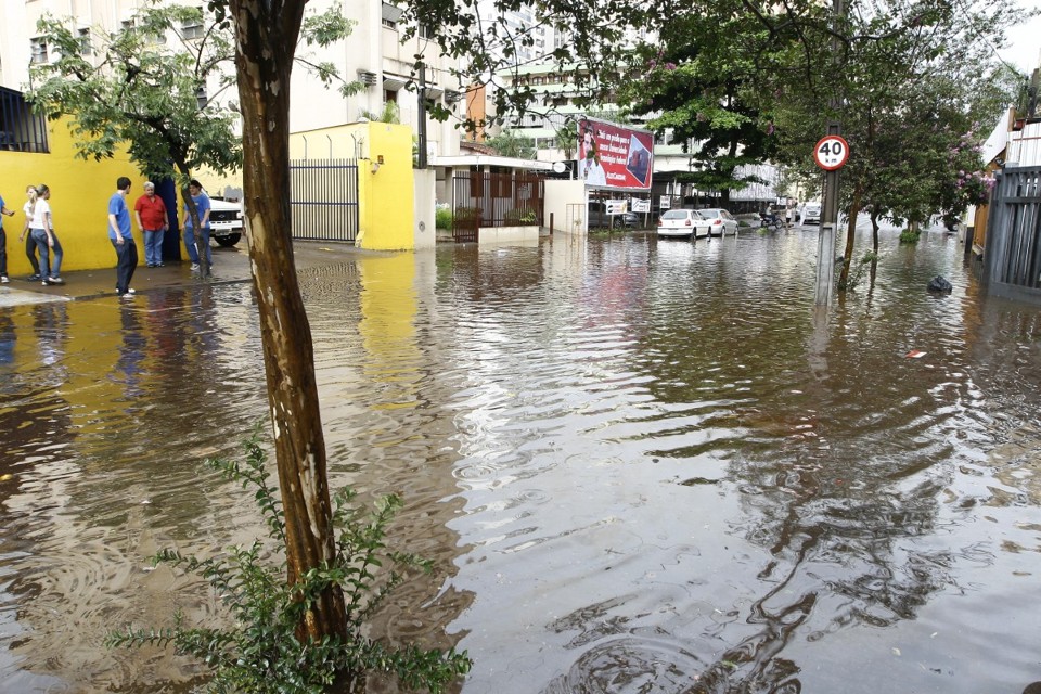 A água tomou conta da Rua Goiás, cobrindo até mesmo as calçadas | Gilberto Abelha/Jornal de Londrina