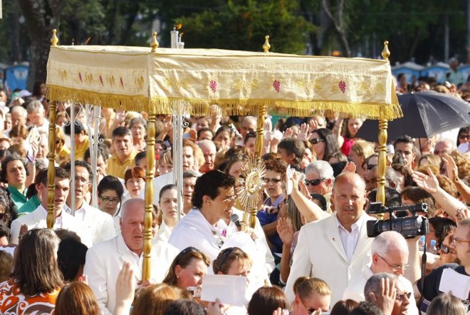 O padre Reginaldo Manzotti celebrou a missa na Praça Nossa Sra. de Salette | 