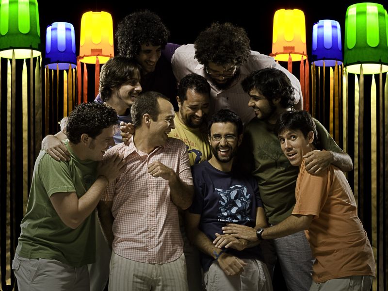 Nove integrantes, performance bombástica no palco e múltiplas referências: banda brasiliense Móveis Coloniais de Acaju é garantia de diversão | Marco Pupo/Divulgação