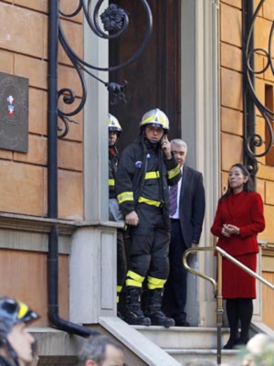 Bombeiros chegam na embaixada chilena em Roma, após a explosão | Reuters
