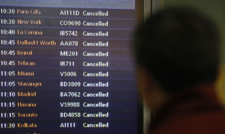 No aeroporto de Heathrow, em Londres, passageiro observa painel de voos, que foram cancelados por causa da neve | REUTERS/Luke MacGregor