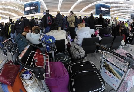 Passageiros aguardam no Terminal 5 do Aeroporto de Heathrow, em Londres: onda de frio no norte da Europa paralisou voos e causou preocupação aos comerciantes, que viram seu movimento despencar em plena semana do Natal | Reuters