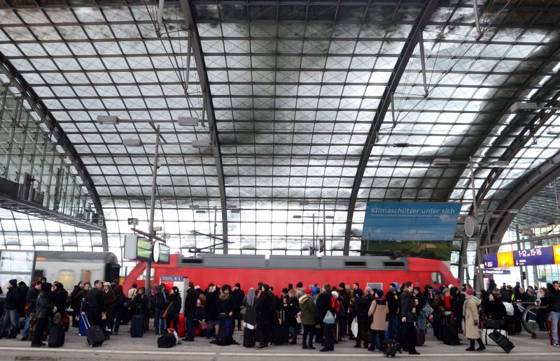 Viajantes aguardam trem na principal estação de Berlim, Alemanha | AFP