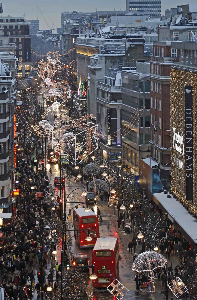 Neve deixou o sistema de transporte britânico caótico em um dos dias mais movimentados do ano para compras e viagens | REUTERS/Luke MacGregor