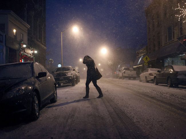 Mulher atravessa a Main Street, em Nova York, em meio a nevasca | Foto: Mike Segar / Reuters