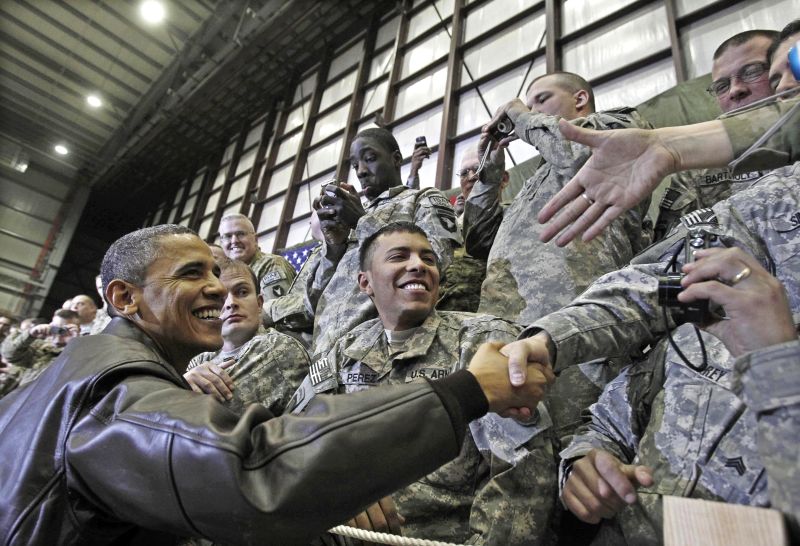 Obama, em visita a base norte-americana no Afeganistão | Jim Young/Reuters