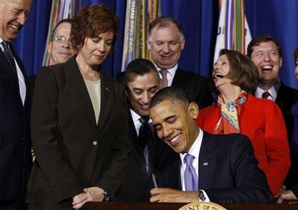 Presidente Barack Obama sanciona lei que revoga a política do "Não Pergunte, Não Conte" sobre a presença de homessuxuais nas Forças Armadas. 22/12/2010 | Reuters