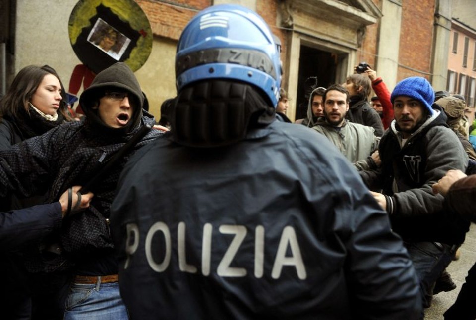 Estudantes discutem com policial durante a manifestação em Milão | AFP