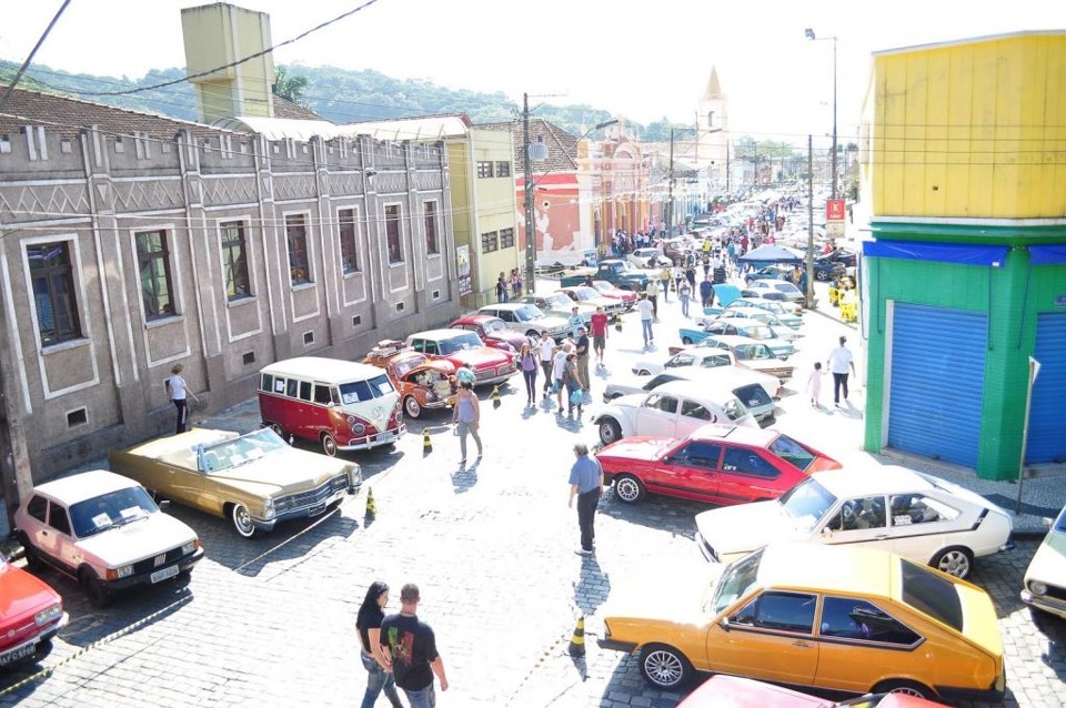 A rua central de Antonina é invadida por centenas de modelos clássicos durante o encontro anual | Arquivo/ Gazeta do Povo