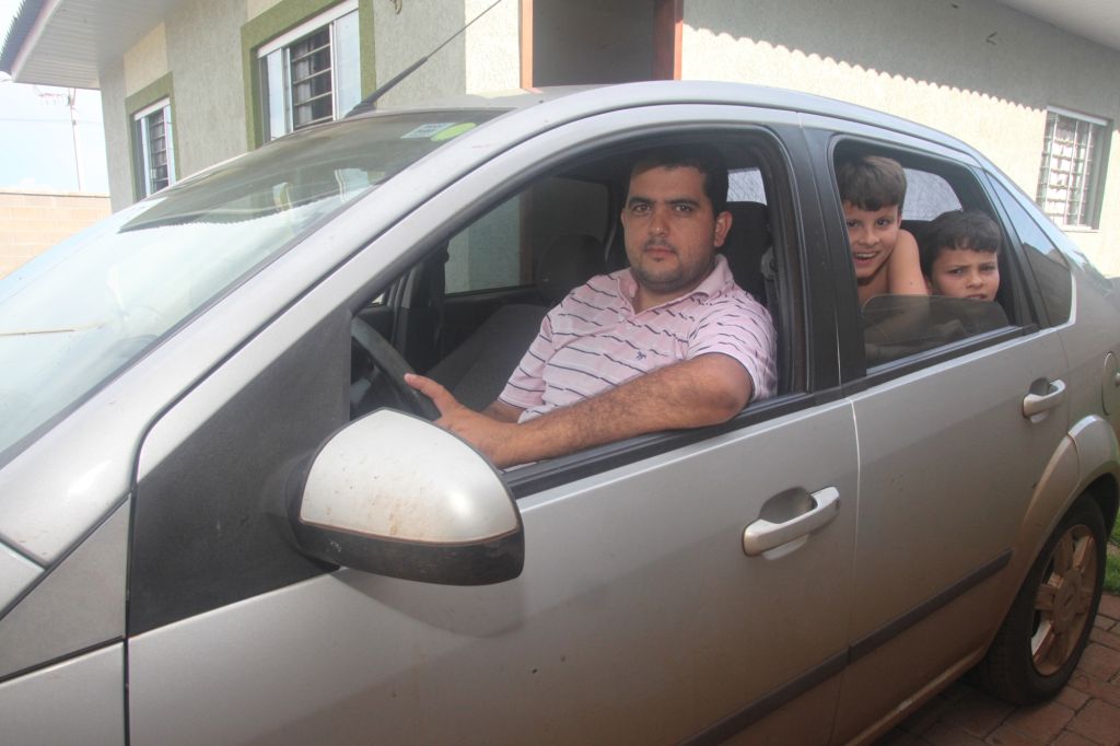 O caminhoneiro Márcio Ferraz incentiva os filhos de 14 e 9 anos a pegar o volante e diz que a filha de 6 anos dirige bem | Dirceu Portugal/Gazeta do Povo
