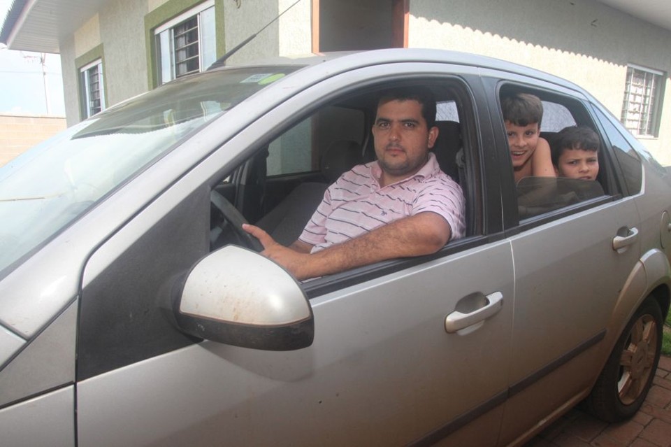O caminhoneiro Márcio Ferraz incentiva os filhos de 14 e 9 anos a pegar o volante e diz que a filha de 6 anos dirige bem | Dirceu Portugal/Gazeta do Povo