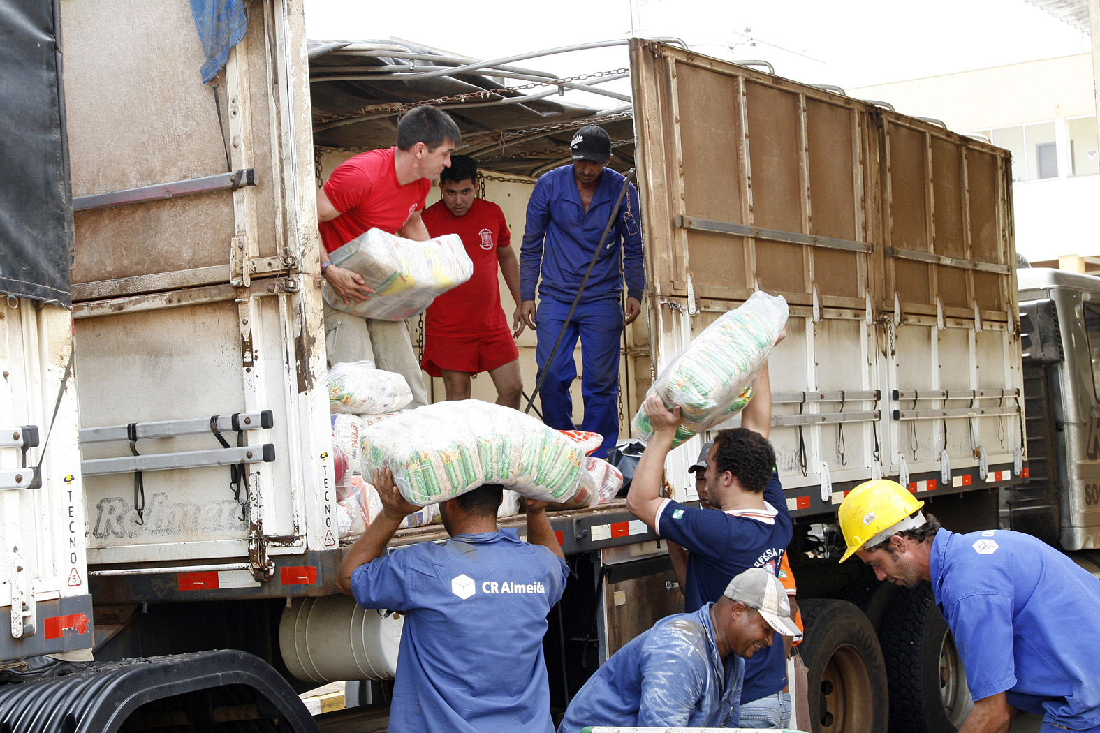 Bombeiros e voluntários carregaram nesta sexta-feira o ônibus que levará donativos para Curitiba | Assessoria de Comunicação/PMM