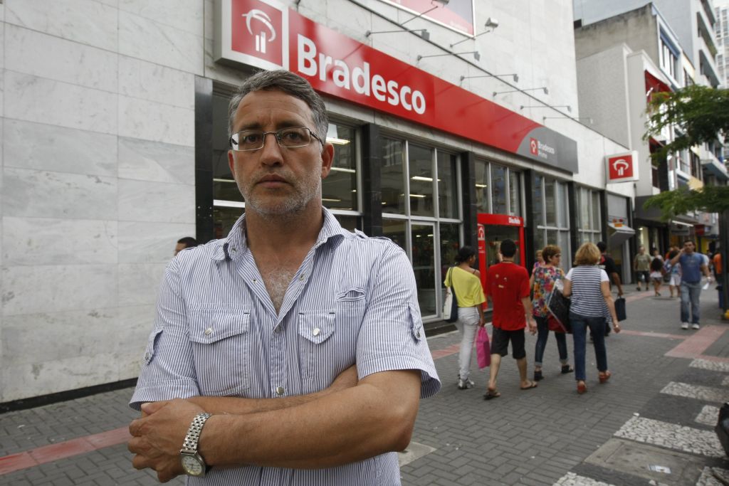 O professor de geografia Jair Arcelino dos Santos processou dois bancos por causa das filas demoradas. Já recebeu do Banco do Brasil, mas o Bradesco recorreu | Marcelo Elias/ Gazeta do Povo