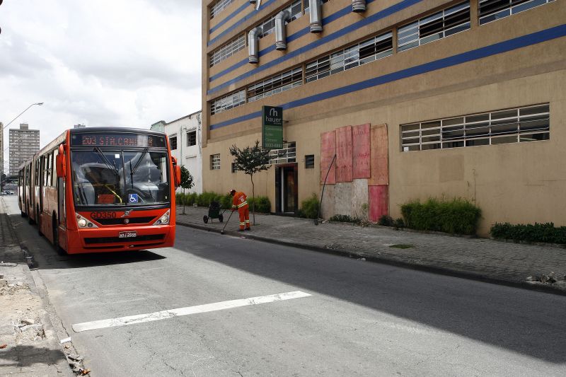 Fachada do prédio atingido por um ônibus na tarde de sábado, no Centro de Curitiba: laudo só sai em 60 dias | Hedeson Alves / Gazeta do Povo
