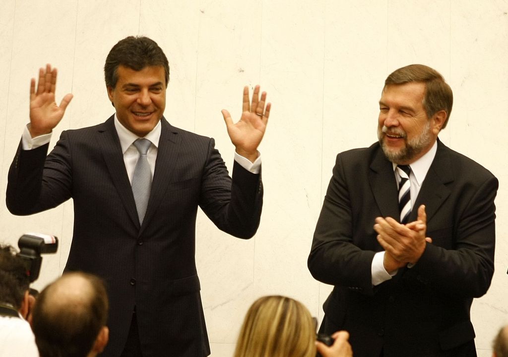Os tucanos Beto Richa e Flávio Arns celebrando durante a cerimônia de posse na Assembleia | Hugo Harada/ Gazeta do Povo