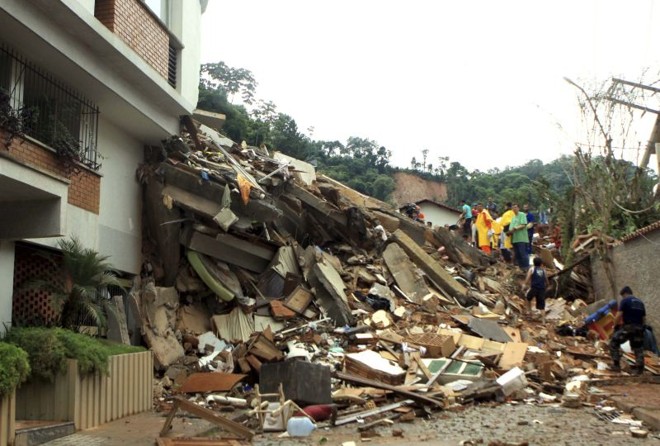 O que sobrou das casas em um morro em Nova Friburgo: cidade permanece sem água e telefone | 