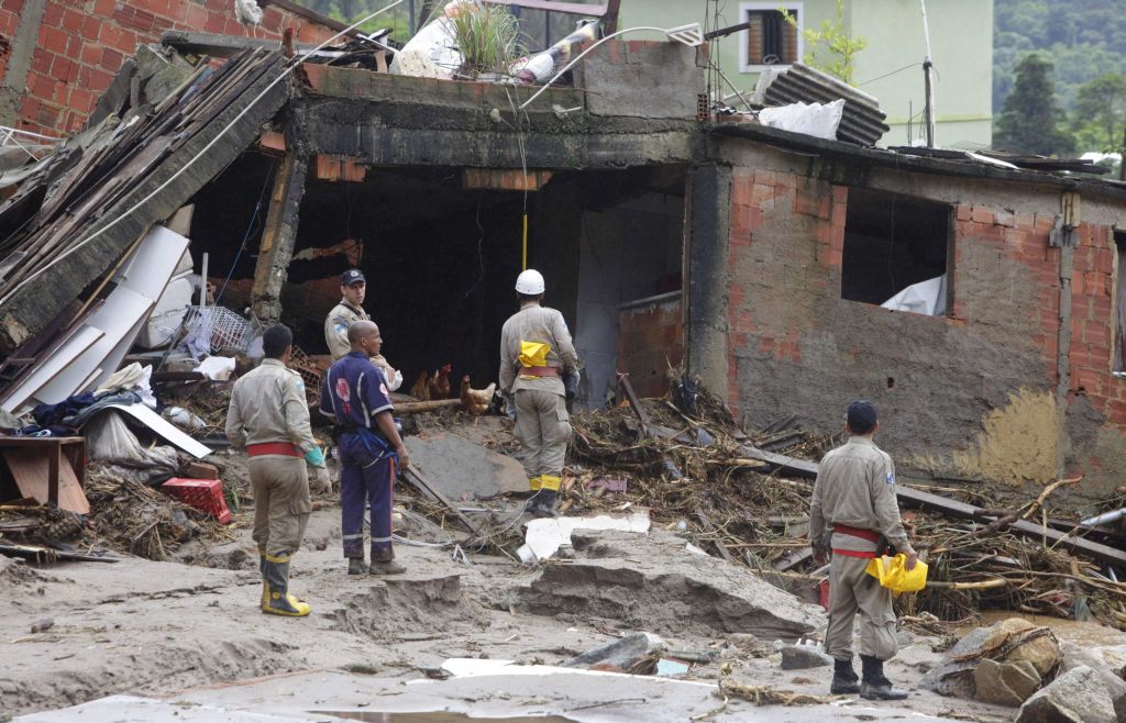 Bombeiro em enchente no Rio: situação da Defesa Civil no Brasil é delicada | Bruno Domingues/ Reuters