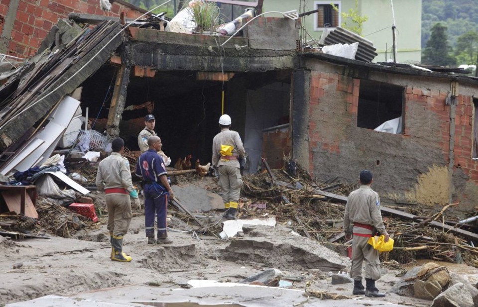 Bombeiro em enchente no Rio: situação da Defesa Civil no Brasil é delicada | Bruno Domingues/ Reuters