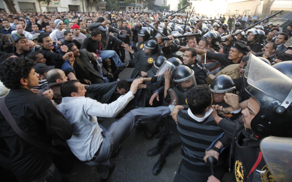 Cerca de 15 mil pessoas protestaram nas ruas do Cairo nesta terça-feira (25) | REUTERS/Mohamed Abd El-Ghany