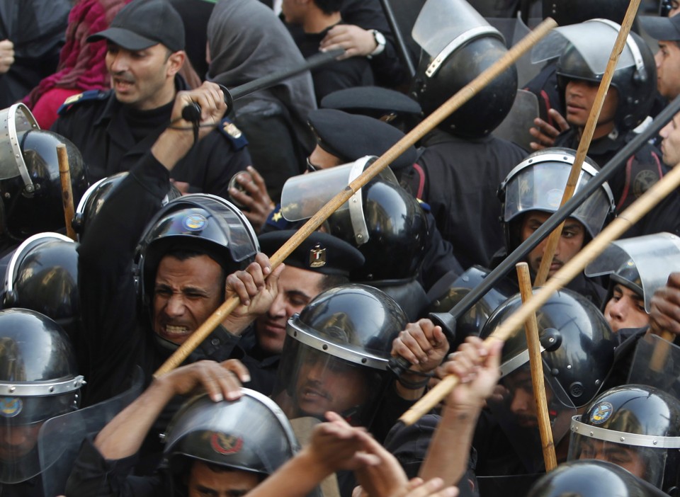 Protestos já duram mais de dois dias e uma noite no Egito | REUTERS/Asmaa Waguih