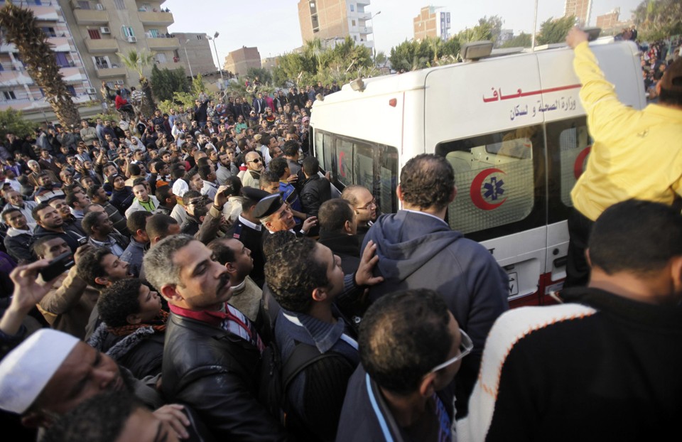 Manifestantes cercam ambulância com o corpo de Gharib Abdelaziz Abdellatif, que morreu nesta quarta no hospital de hemorragia interna, após confrontos com policiais | Mohamed Abd El-Ghany/ Reuters