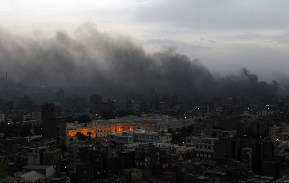 Fumaça cobre o Cairo após confrontos entre manifestanes e a polícia | REUTERS/Yannis Behrakis