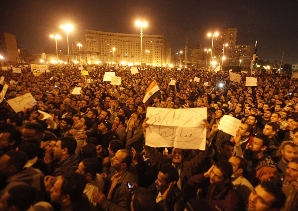 Manifestantes exibem cartazes contra o presidente Hosni Mubarak na Praça Tahrir, no Cairo, Egito | REUTERS/Asmaa Waguih