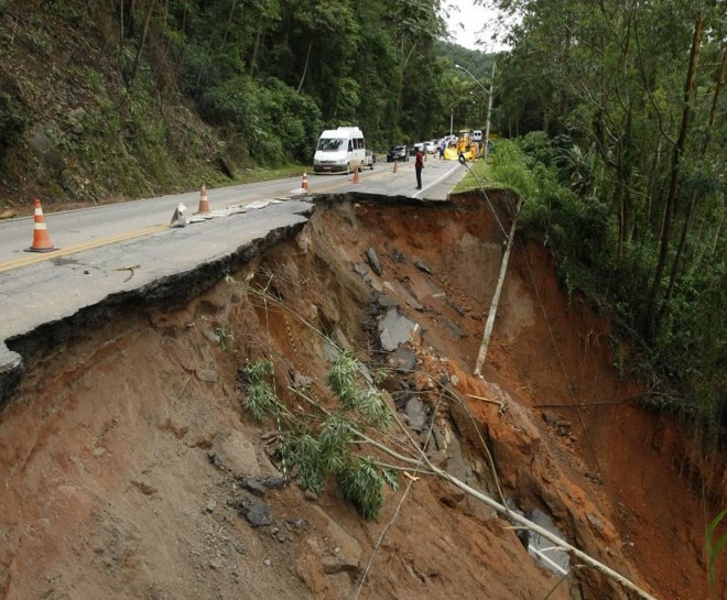 Na RJ-116, perto de Nova Friburgo, um deslizamento prejudizou o tráfego, que passou a ser feito em meia pista |