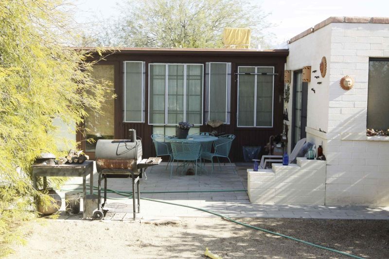 A casa do atirador Jared Loughner, de 22 anos: investigadores encontraram envelope com frases escritas aleatoriamente, como Eu planejei, Meu assassinato e Giffords (sobrenome da deputada que levou um tiro na cabeça) | Rick Willking/Reuters