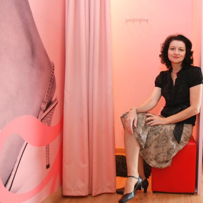 Há pouco mais de dois anos, Magali Gottardo escolheu o São Francisco para abrir as portas de sua loja de lingeries e acessórios sensuais, a Josèphine Sexy. Hoje colhe os frutos da dupla ousadia: o charmoso bairro, antes decadente, não apenas ganhou novos empreendimentos, movimentação e moradores, como também o mercado erótico vem crescendo a olhos vistos  especialmente o setor voltado para mulheres | 