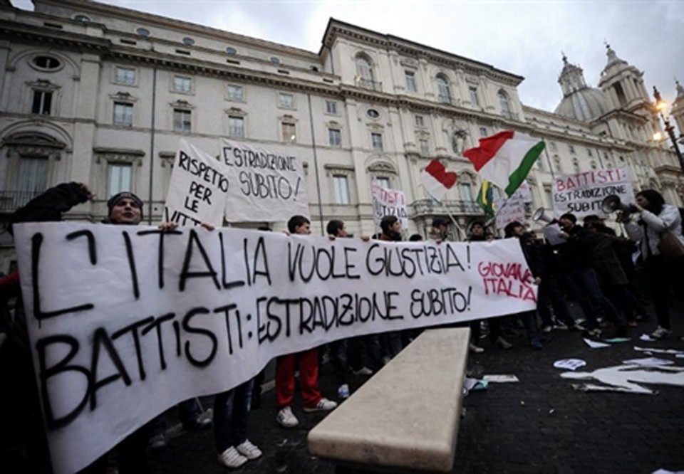Manifestantes que querem a extradição de Battisti protestam em 4 de janeiro em frente à Embaixada do Brasil na Itália, em Roma | Reuters