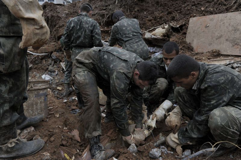 Militares ajudam a resgatar vítimas dos escombros deixados pela enxurrada que varreu a região serrana do Rio | Mauricio Lima / AFP