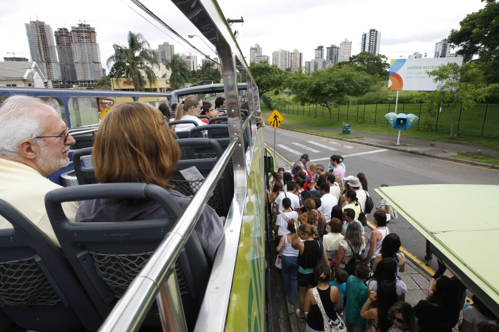 No ponto do Jardim Botânico, pessoas se aglomeram para entrar no ônibus que faz a Linha Turismo. Um dos principais cartões-postais da cidade, é o local mais comentado e frequentado dos 24 que integram o trajeto de 44 quilômetros | Marcelo Elias/ Gazeta do Povo